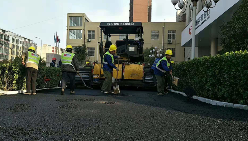 郑州祭城农商银行院内沥青道路施工新闻资讯 郑州沥青摊铺|郑州沥青砼